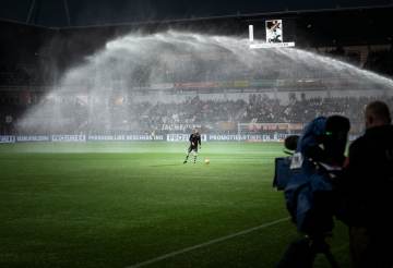 你说亚马尔很强！他确实很强！直到遇到了门德斯（配图示意）
